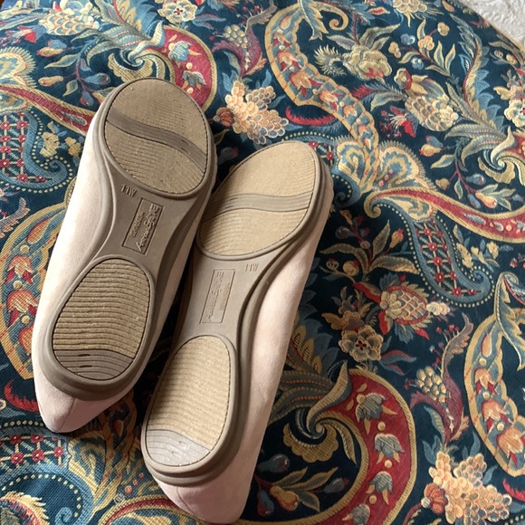 Beautiful, creamy tan, soft suede, rounded toe 11W shoes. Never worn. - Picture 4 of 4